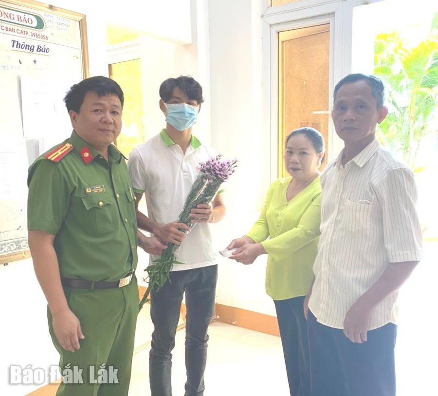 Vợ chồng ông Trần Tiến Dũng nhận lại số tiền đánh rơi tại cơ quan công an. 