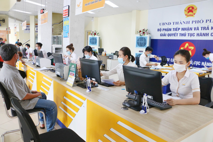  Bộ phận tiếp nhận và trả kết quả của UBND TP. Pleiku. Ảnh: Trần Dung