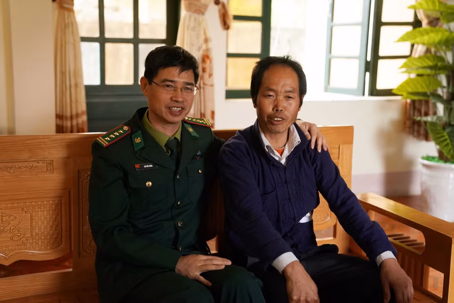 Đại tá Lưu Đức Hùng (trái), Chính ủy BĐBP Hà Giang thường xuyên gặp gỡ, thăm hỏi anh Giàng Vần Mìn. Ảnh: Độc Lập