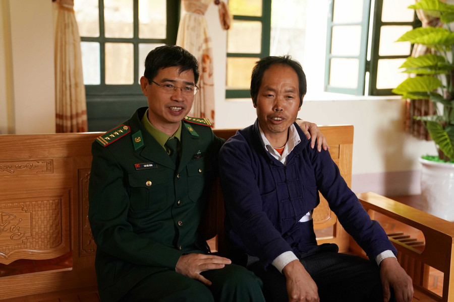 Đại tá Lưu Đức Hùng (trái), Chính ủy BĐBP Hà Giang thường xuyên gặp gỡ, thăm hỏi anh Giàng Vần Mìn. Ảnh: Độc Lập