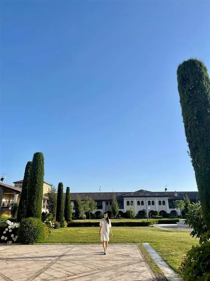  Lưu Hương Giang liên tục xả ảnh ở trời Tây