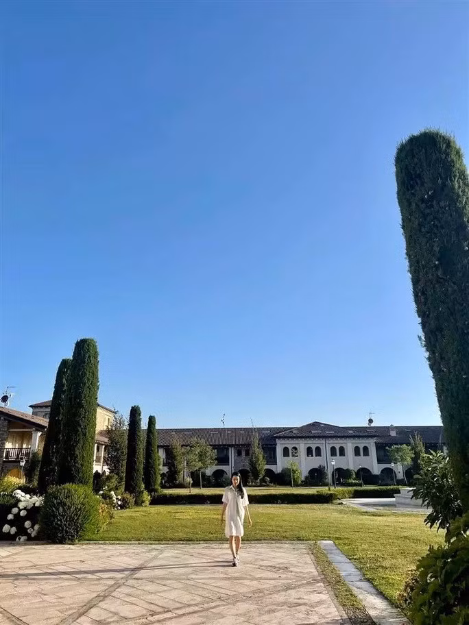  Lưu Hương Giang liên tục xả ảnh ở trời Tây