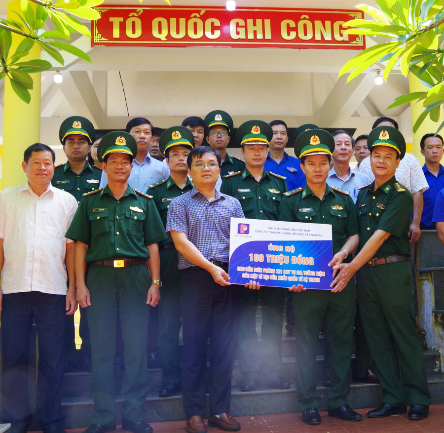 Ông Bùi Nghĩa Thảo (thứ 3 từ trái sang)-Chủ tịch kiêm Giám đốc Công ty TNHH MTV Xăng dầu Bắc Tây Nguyên trao bảng tượng trưng ủng hộ 100 triệu đồng để đơn vị duy tu Bia, ảnh Quang Hanh. Ảnh: Anh Huy