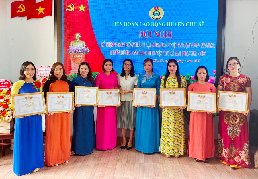  Công nhân viên chức lao động giỏi được tặng giấy khen của LĐLĐ huyện Chư Sê tại lễ tuyên dương. Ảnh: Đinh Yến 