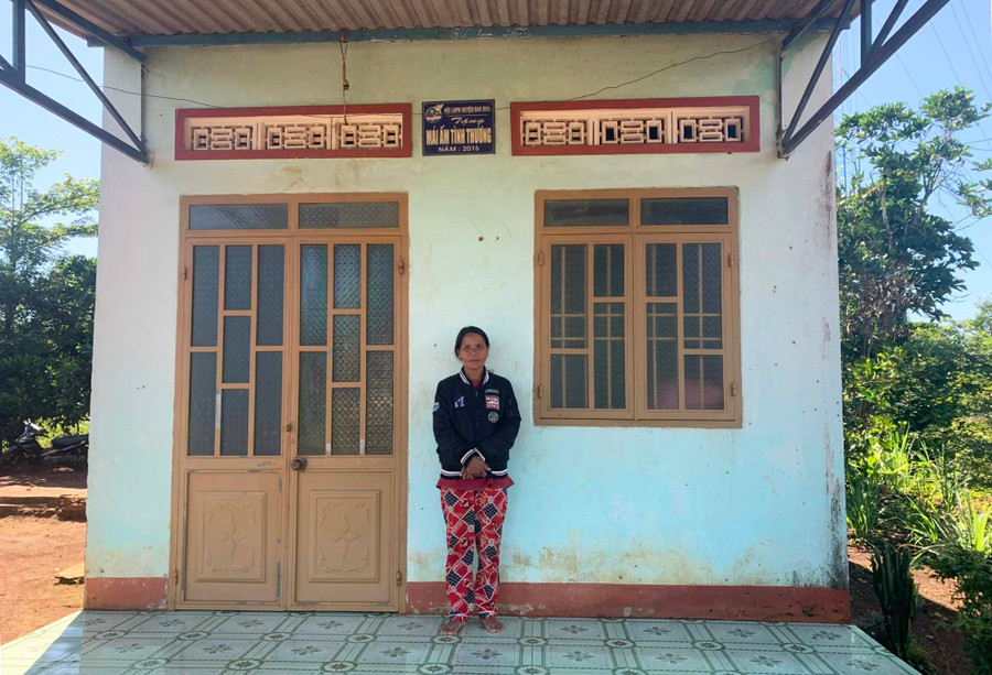 Chị Ayeng (làng Châm Rông, xã Ia Băng) trước căn nhà “Mái ấm tình thương” do Hội LHPN huyện hỗ trợ xây dựng. Ảnh: R’Ô HOK