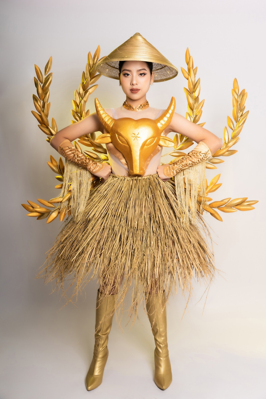 Ngô Ngọc Gia Hân tự hào khi diện bộ trang phục truyền tải nền văn minh lúa nước. Ảnh: NVCC