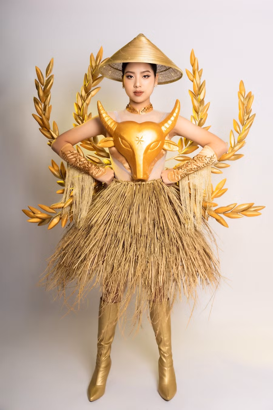 Ngô Ngọc Gia Hân tự hào khi diện bộ trang phục truyền tải nền văn minh lúa nước. Ảnh: NVCC