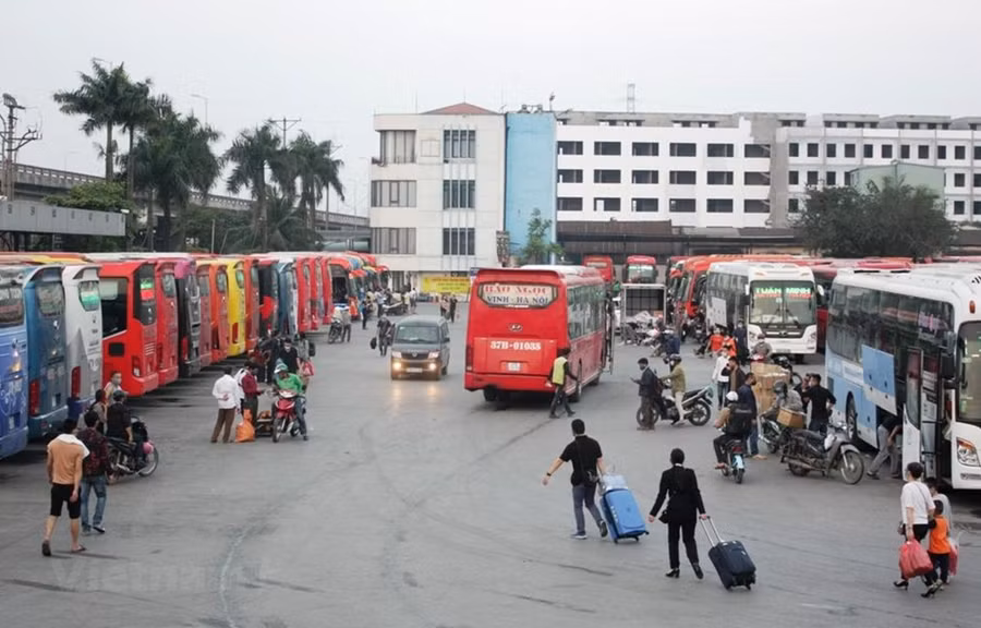 Giá xăng dầu giảm đã khiến các doanh nghiệp vận tải đỡ gánh nặng phần nào về chi phí hoạt động. (Ảnh: Việt Hùng/Vietnam+)