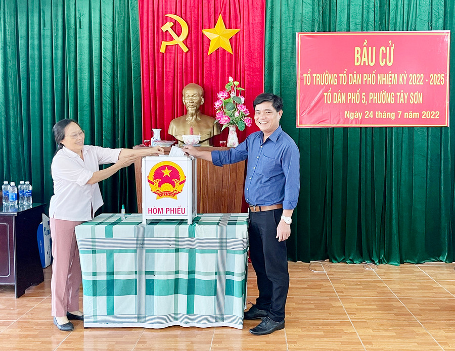  Cử tri tổ dân phố 5 (phường Tây Sơn, TP. Pleiku) tham gia bỏ phiếu bầu tổ trưởng sáng 24-7. Ảnh: Lam Nguyên