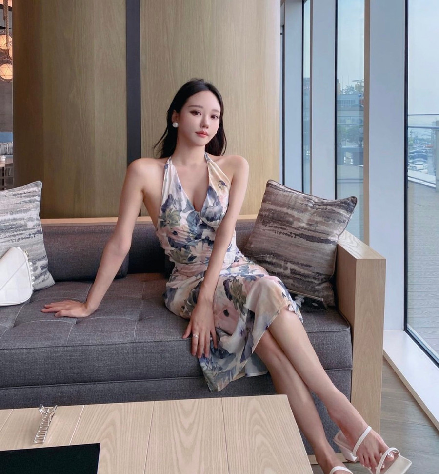 Váy hoa là item không thể thiếu trong mỗi mùa hè và chúng sẽ càng khiến bạn thêm phần nổi bật hơn nếu chọn thiết kế cổ yếm trễ nải gợi cảm.