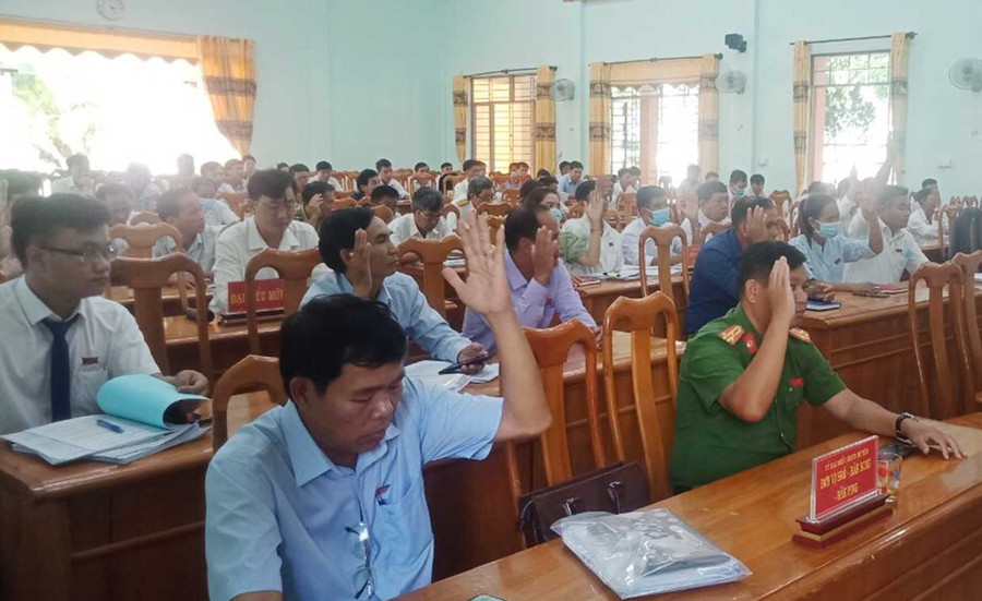 Các đại biểu tham dự kỳ họp thứ 7 khóa VII (nhiệm kỳ 2021-2026) HĐND huyện Kông Chro biểu quyết thông qua 9 nghị quyết. Ảnh: Ngô Chiến Kỳ họp thứ 7, khóa VII (nhiệm kỳ 2021-2026) HĐND huyện Kông Chro đã thông qua 9 nghị quyết. Ảnh: Ngô Chiến