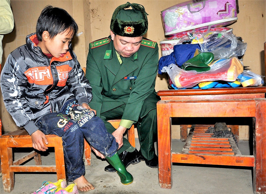 Thủ trưởng Bộ Chỉ huy BĐBP Hà Giang tặng quà cho gia đình khó khăn tại địa bàn biên giới do Đồn BP Nghĩa Thuận quản lý bảo vệ, năm 2016. Ảnh: Mai Thanh Hải