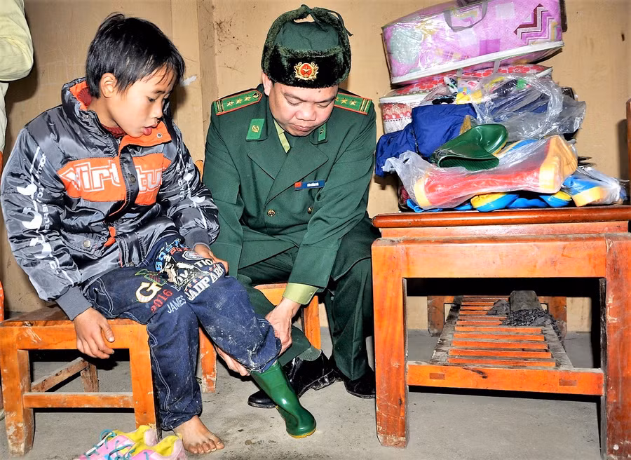 Thủ trưởng Bộ Chỉ huy BĐBP Hà Giang tặng quà cho gia đình khó khăn tại địa bàn biên giới do Đồn BP Nghĩa Thuận quản lý bảo vệ, năm 2016. Ảnh: Mai Thanh Hải