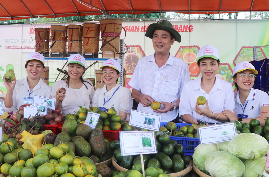 Ông Nguyễn Văn Dũng-Phó Bí thư Huyện ủy, Chủ tịch UBND huyện Kbang tham quan gian hàng của thị trấn Kbang tại Ngày hội. Ảnh: Ngọc Minh