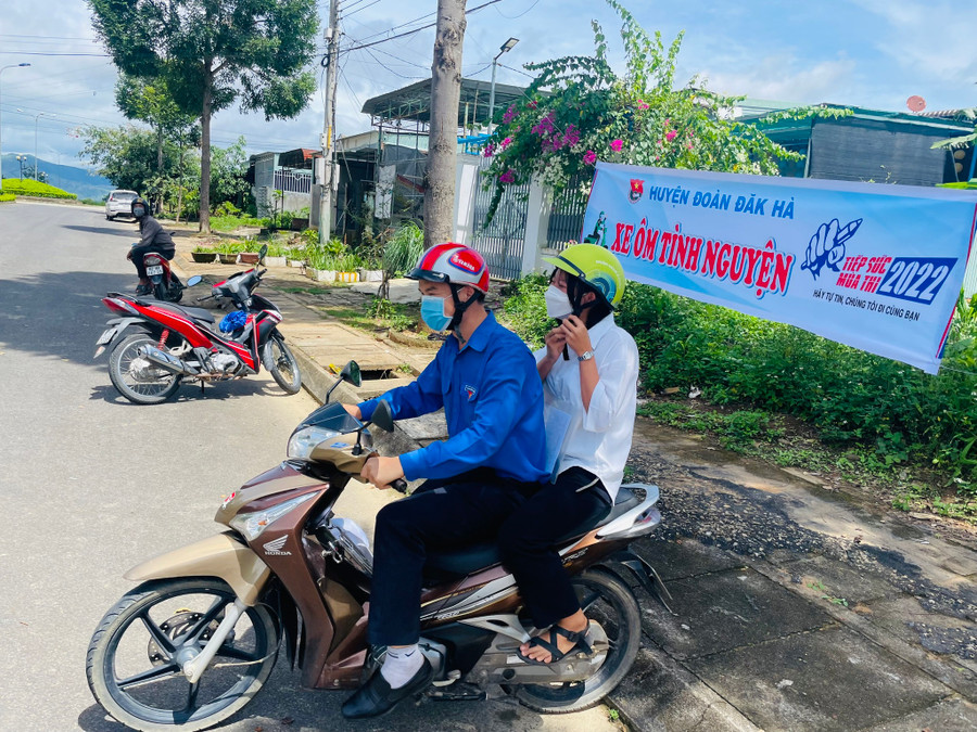  Tuổi trẻ Kon Tum đã tổ chức hàng ngàn chuyến xe hỗ trợ thí sinh dự thi