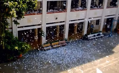 Hình ảnh học sinh xé đề cương môn Sử xả trắng sân trường từng gây sốc dư luận năm 2013. Ảnh cắt từ clip. Hình ảnh học sinh xé đề cương môn Sử xả trắng sân trường từng gây sốc dư luận năm 2013. Ảnh cắt từ clip.