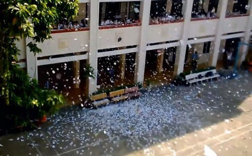 Hình ảnh học sinh xé đề cương môn Sử xả trắng sân trường từng gây sốc dư luận năm 2013. Ảnh cắt từ clip. Hình ảnh học sinh xé đề cương môn Sử xả trắng sân trường từng gây sốc dư luận năm 2013. Ảnh cắt từ clip.
