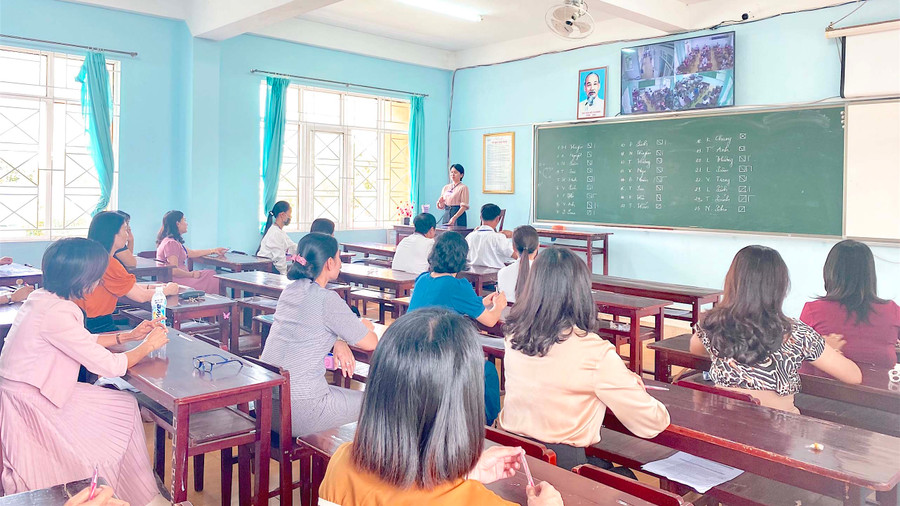  Tổ trưởng Tổ chấm thi tự luận quán triệt về quy chế, quy trình cho cán bộ chấm thi trước mỗi buổi làm việc. Ảnh: Mộc Trà