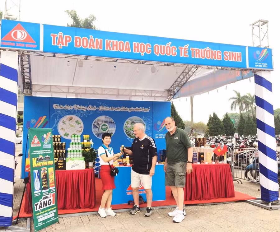 Sản phẩm nước uống thảo dược Trường Sinh rất được ưa chuộng tại SEA Games 31. Ảnh: Khang Nghi