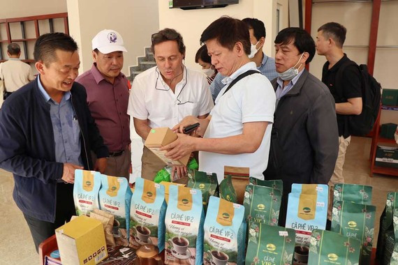 Du khách tìm hiểu các sản phẩm OCOP tại huyện Lạc Dương (Lâm Đồng). Ảnh: ĐOÀN KIÊN Du khách tìm hiểu các sản phẩm OCOP tại huyện Lạc Dương (Lâm Đồng). Ảnh: ĐOÀN KIÊN