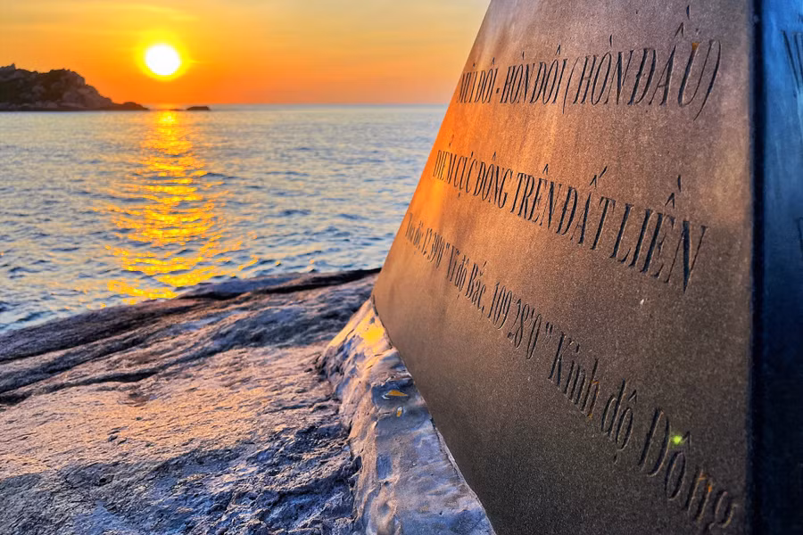  Bình minh ở Mũi Đôi - cực đông trên đất liền Việt Nam. Ảnh: Mai Thanh Hải