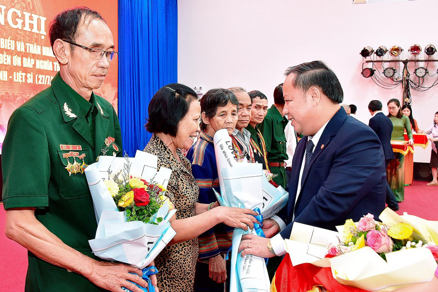 Đồng chí Châu Ngọc Tuấn-Phó Bí thư Thường trực Tỉnh ủy, Trưởng đoàn đại biểu Quốc hội tỉnh tặng hoa, bằng khen cho các đại biểu 