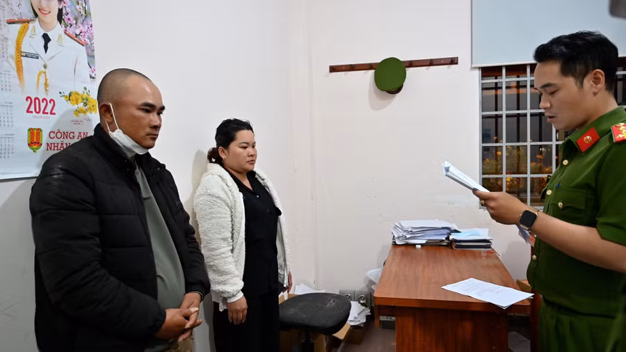 Đọc lệnh bắt tạm giam Đặng Anh Kha và Lương Thị Bích Loan. Ảnh: Lê Tiến