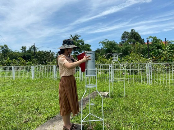 Quan trắc viên thu thập lượng mưa ở trạm khí tượng - thủy văn. Ảnh: HOÀI LINH Quan trắc viên thu thập lượng mưa ở trạm khí tượng - thủy văn. Ảnh: HOÀI LINH