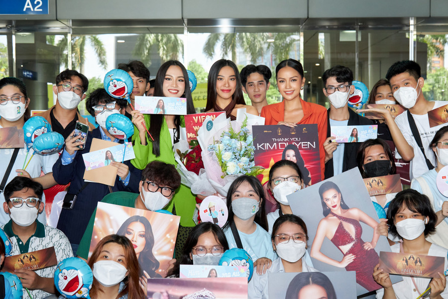 Đông đảo người hâm mộ có mặt tại sân bay, dành những món quà ý nghĩa tặng Kim Duyên. Ảnh: Sang Đào