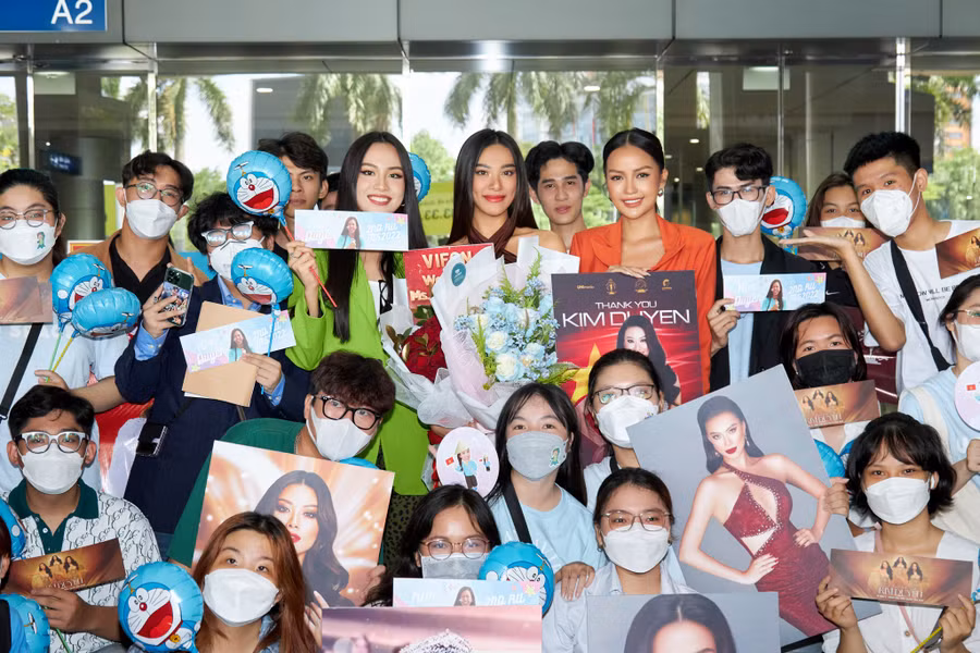 Đông đảo người hâm mộ có mặt tại sân bay, dành những món quà ý nghĩa tặng Kim Duyên. Ảnh: Sang Đào