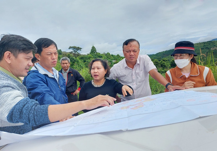Đoàn giám sát kiểm tra hiện trạng đất lâm nghiệp trên địa bàn huyện Đak Đoa qua bản đồ. Ảnh: Thiên Di Đoàn giám sát nắm hiện trạng đất lâm nghiệp trên địa bàn huyện Mang Yang qua bản đồ. Ảnh: Thiên Di