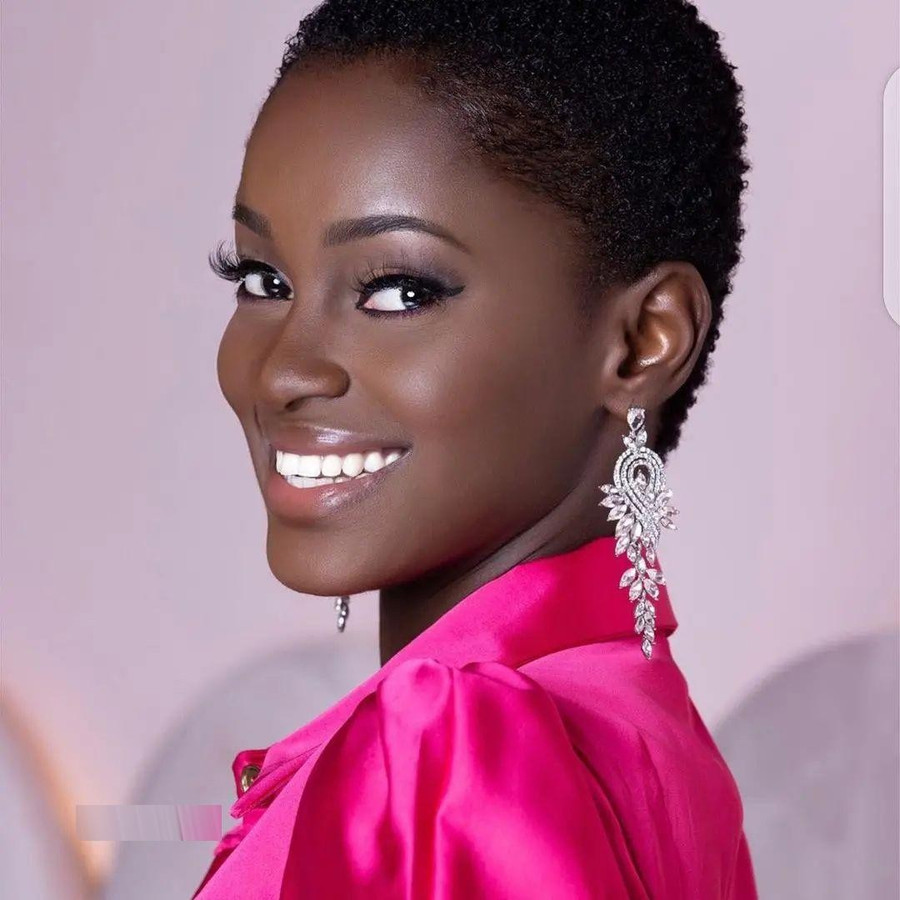  Cô sở hữu nhan sắc xinh đẹp, quyến rũ không hề thua kém người tiền nhiệm.