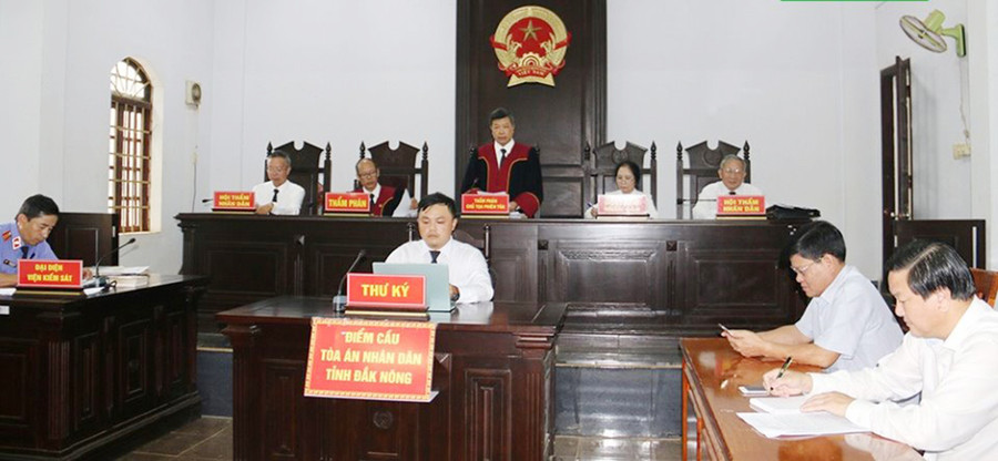 Hội đồng xét xử tại điểm cầu trung tâm. Ảnh: Báo Đak Nông