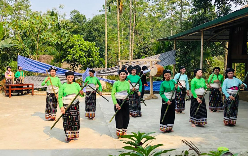 Đồng bào dân tộc Thái ở bản Mạ biểu diễn các điệu múa, bài hát cổ của người Thái để phục vụ du khách. Đồng bào dân tộc Thái ở bản Mạ biểu diễn các điệu múa, bài hát cổ của người Thái để phục vụ du khách.