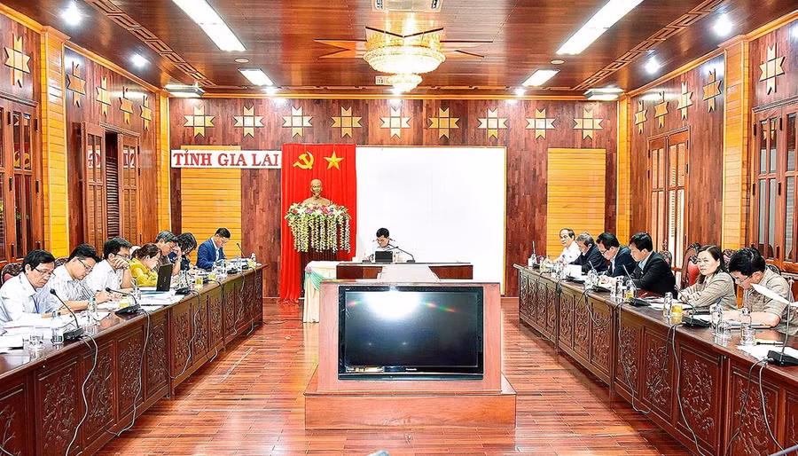 Các đại biểu tập trung thảo luận tại tổ. Ảnh: Đức Thụy