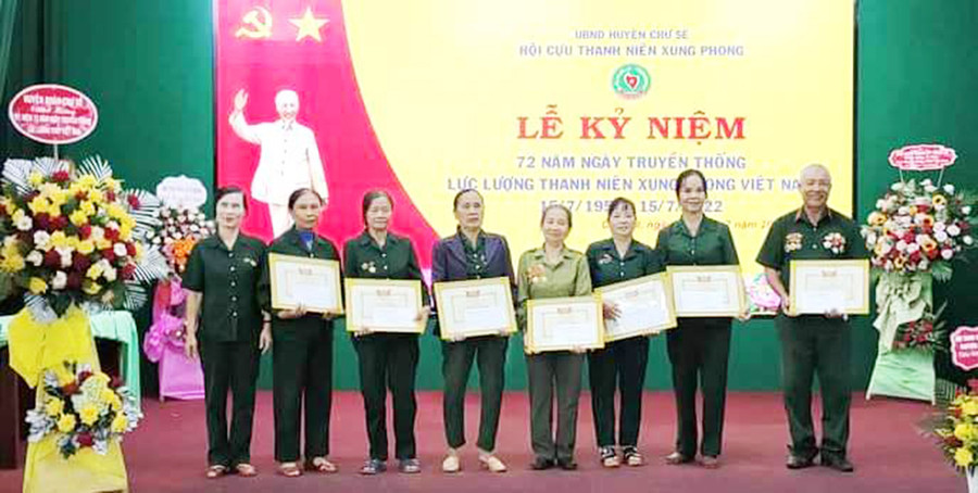 Hội Cựu TNXP huyện Chư Sê tặng quà cho các hội viên có đống góp tích cực cho phong trào Hội. Ảnh: Hữu Trương Tặng quà cho cựu thanh niên xung phong. Ảnh. Hữu Trương