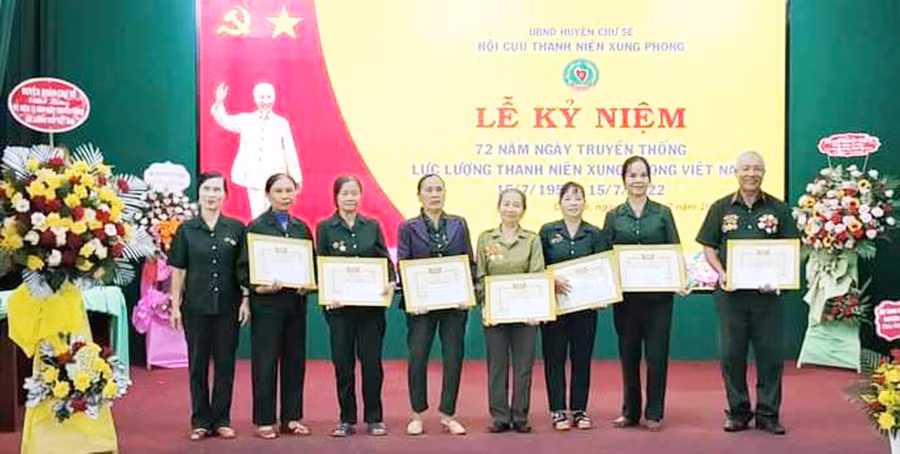 Tặng quà cho cựu thanh niên xung phong. Ảnh. Hữu Trương