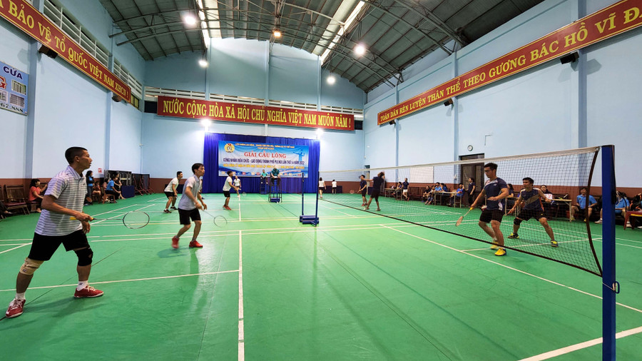 Các vận động viên tranh tài ở Giải Cầu lông công nhân viên chức lao động TP. Pleiku lần thứ 14, năm 2022. Ảnh: Bá Bính