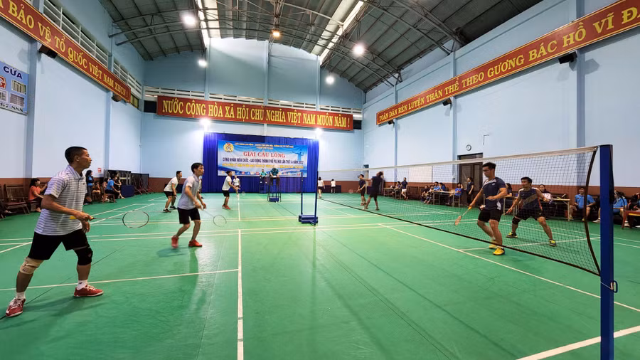 Các vận động viên tranh tài ở Giải Cầu lông công nhân viên chức lao động TP. Pleiku lần thứ 14, năm 2022. Ảnh: Bá Bính