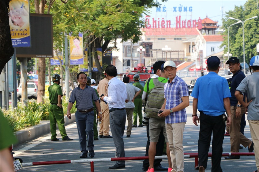 Ông Võ Lê Nhật (áo trắng) - Chủ tịch UBND TP. Huế cũng có mặt tại hiện trường để nắm bắt tình hình vụ việc.