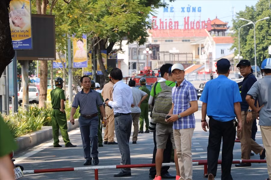 Ông Võ Lê Nhật (áo trắng) - Chủ tịch UBND TP. Huế cũng có mặt tại hiện trường để nắm bắt tình hình vụ việc.