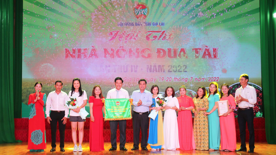 Phó Chủ tịch UBND tỉnh Kpă Thuyên (thứ 6 từ trái sang) trao giải nhất toàn đoàn cho Hội Nông dân huyện Phú Thiện. Ảnh: Văn Ngọc