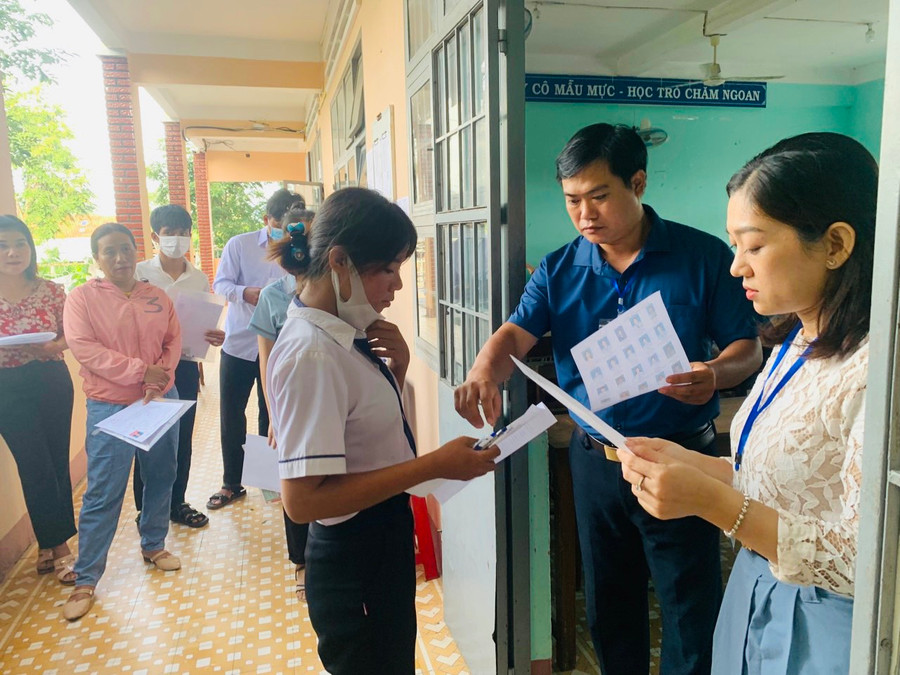 Giám thị kiểm tra thông tin thí sinh trước khi vào phòng thi tại điểm thi Trường THPT Chu Văn An (huyện Krông Pa) .Ảnh.Vũ Chi