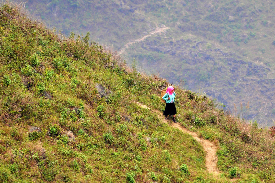  Đường mòn từ thôn Séo Lủng đi xuống điểm cực Bắc nằm bên bờ sông Nho Quế. Ảnh: Mai Thanh Hải