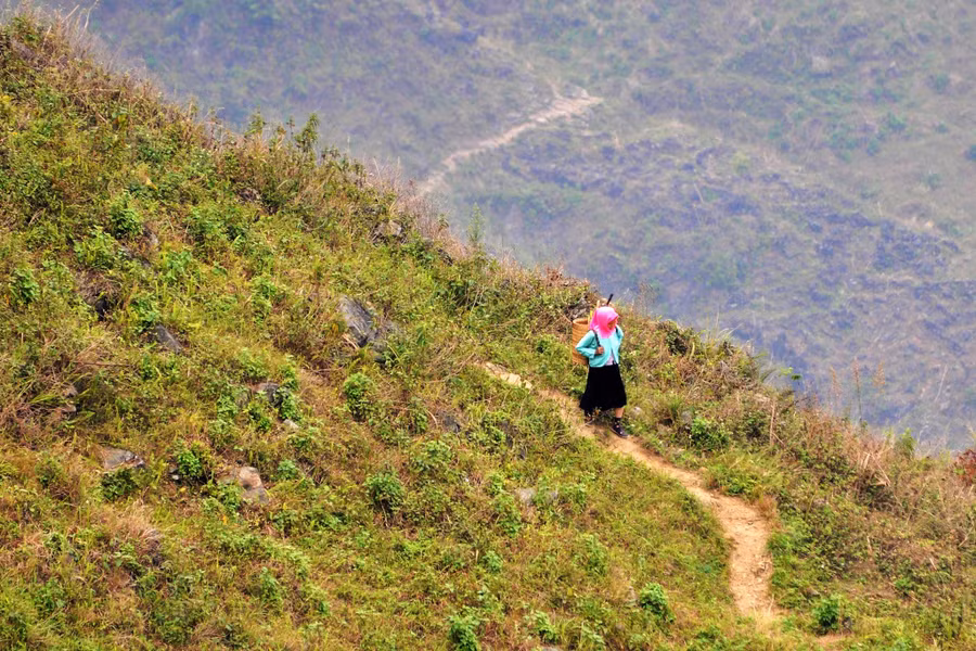 Đường mòn từ thôn Séo Lủng đi xuống điểm cực Bắc nằm bên bờ sông Nho Quế. Ảnh: Mai Thanh Hải