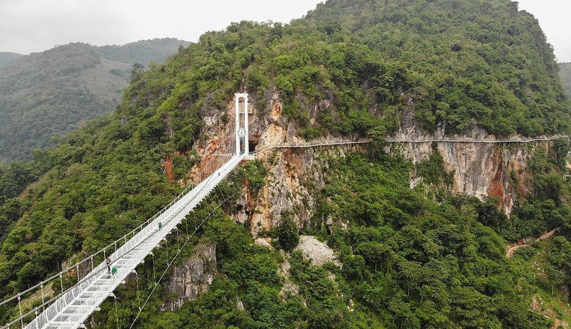 Cây cầu kính Bạch Long gây ấn tượng với truyền thông quốc tế (Ảnh: CNN)