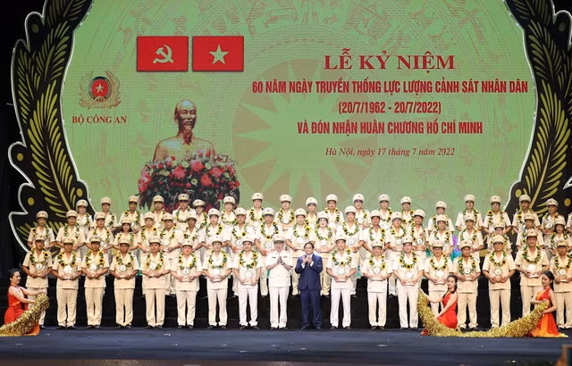  Thủ tướng Phạm Minh Chính và Bộ trưởng Bộ Công an Tô Lâm tuyên dương, vinh danh các tập thể, cá nhân lực lượng CSND tiêu biểu và đại diện gia đình liệt sĩ lực lượng Cảnh sát nhân dân - Ảnh: VGP/Nhật Bắc