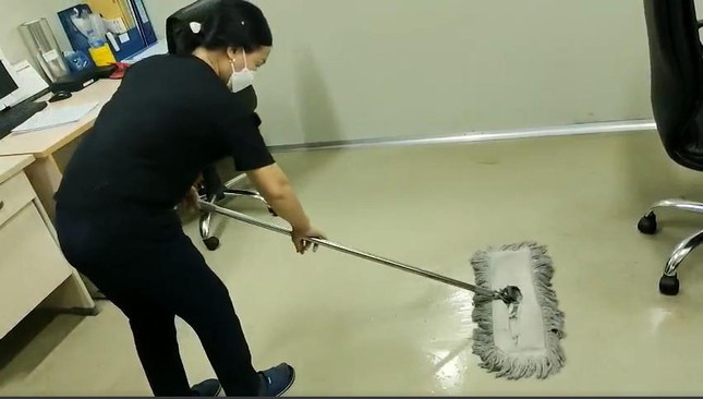 Công nhân nhiều tuổi sẽ không thể làm dây chuyền mà phải nghỉ việc hoặc làm những công việc lương thấp Công nhân nhiều tuổi sẽ không thể làm dây chuyền mà phải nghỉ việc hoặc làm những công việc lương thấp