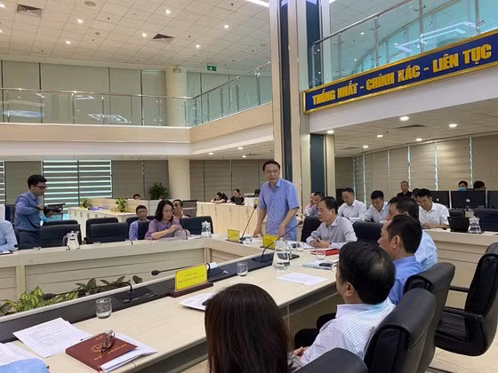 Các chuyên gia tại Trung tâm Dự báo khí tượng - thủy văn quốc gia đang thảo luận về xu thế thiên tai khắc nghiệt năm 2022. Ảnh: HOÀI LINH