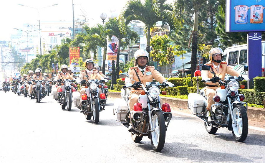 Lực lượng Cảnh sát Công an tỉnh ra quân tấn công trấn áp tội phạm. Ảnh: Thúy Trinh  Lực lượng Cảnh sát Công an tỉnh ra quân tấn công trấn áp tội phạm. Ảnh: Thúy Trinh